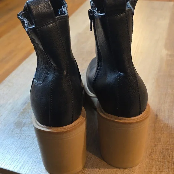 Dolce Vita - Jade Black Heeled Boots. Size 8 - Picture 5 of 7